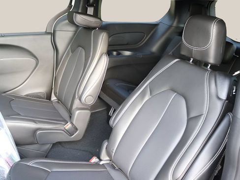 New 2026 Chrysler Pacifica Select FWD image 17