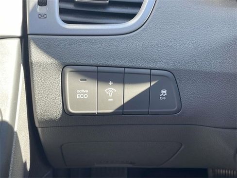 Used 2016 Hyundai Elantra SE image 27