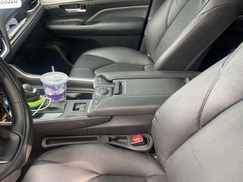 Used 2025 Toyota Grand Highlander AWD image 2