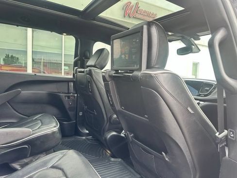 Used 2019 Chrysler Pacifica Limited w/ S Appearance Package FWD image 17