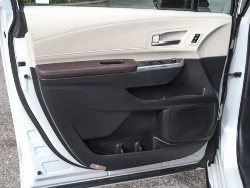 Used 2023 Toyota Sienna Platinum FWD image 16