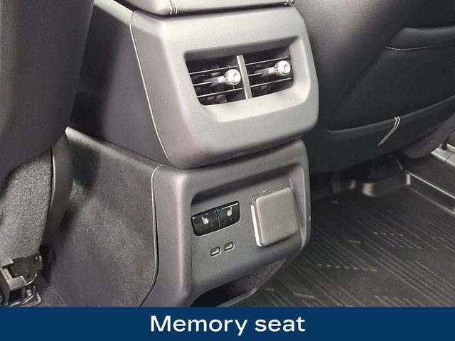 Used 2025 Cadillac Optiq Luxury 2 w/ LPO, Floor Liner Package AWD/4WD image 21
