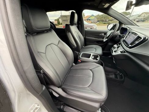 New 2026 Chrysler Pacifica Select AWD/4WD image 12