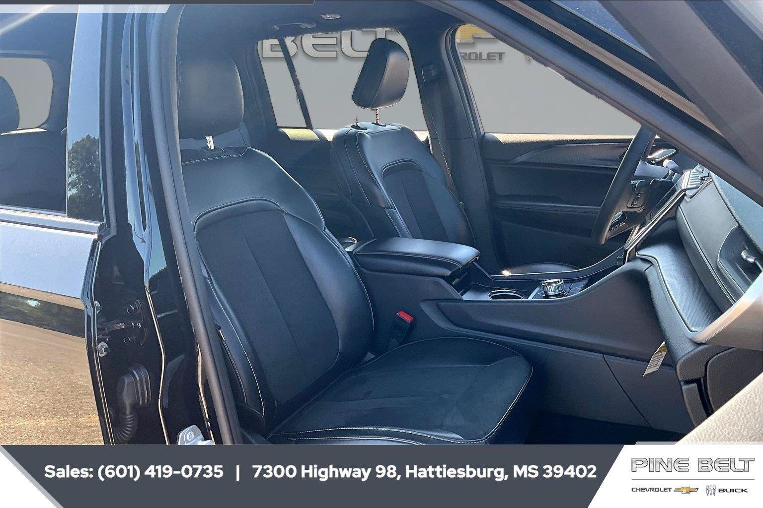 Used 2025 Jeep Grand Cherokee Altitude AWD/4WD image 6