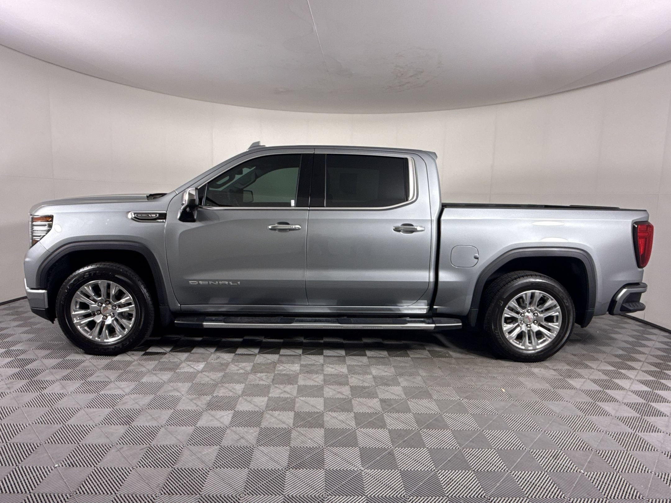 Used 2024 GMC Sierra 1500 Denali AWD/4WD image 2