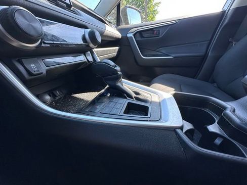 Used 2021 Toyota RAV4 LE w/ Carpet Mat Package (TMS) AWD/4WD image 15
