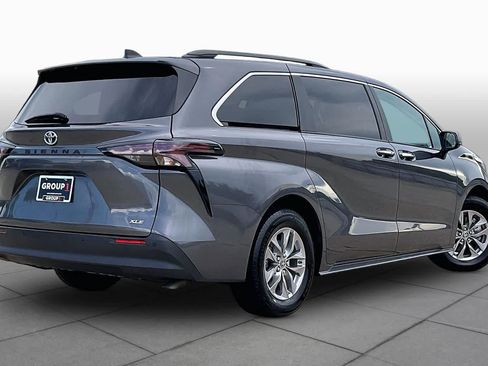 Used 2025 Toyota Sienna XLE FWD image 12