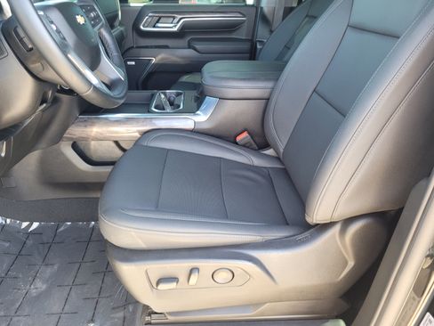 Used 2024 Chevrolet Silverado 2500 LTZ w/ LTZ Convenience Package image 12