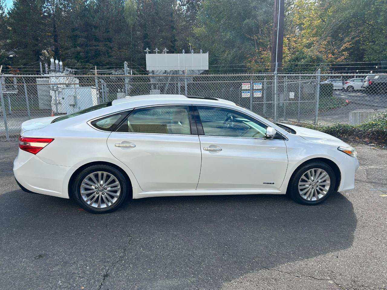 Used 2014 Toyota Avalon XLE Touring FWD image 4