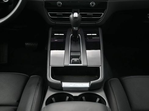 Used 2026 Porsche Macan Turbo AWD/4WD image 10