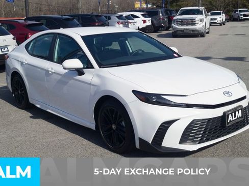 Used 2025 Toyota Camry SE image 3