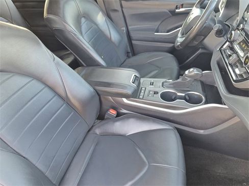 Used 2022 Toyota Highlander XLE image 11