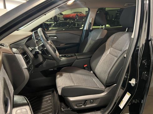 Used 2023 Nissan Rogue SV image 9