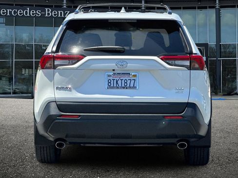 Used 2021 Toyota RAV4 XLE Premium image 5