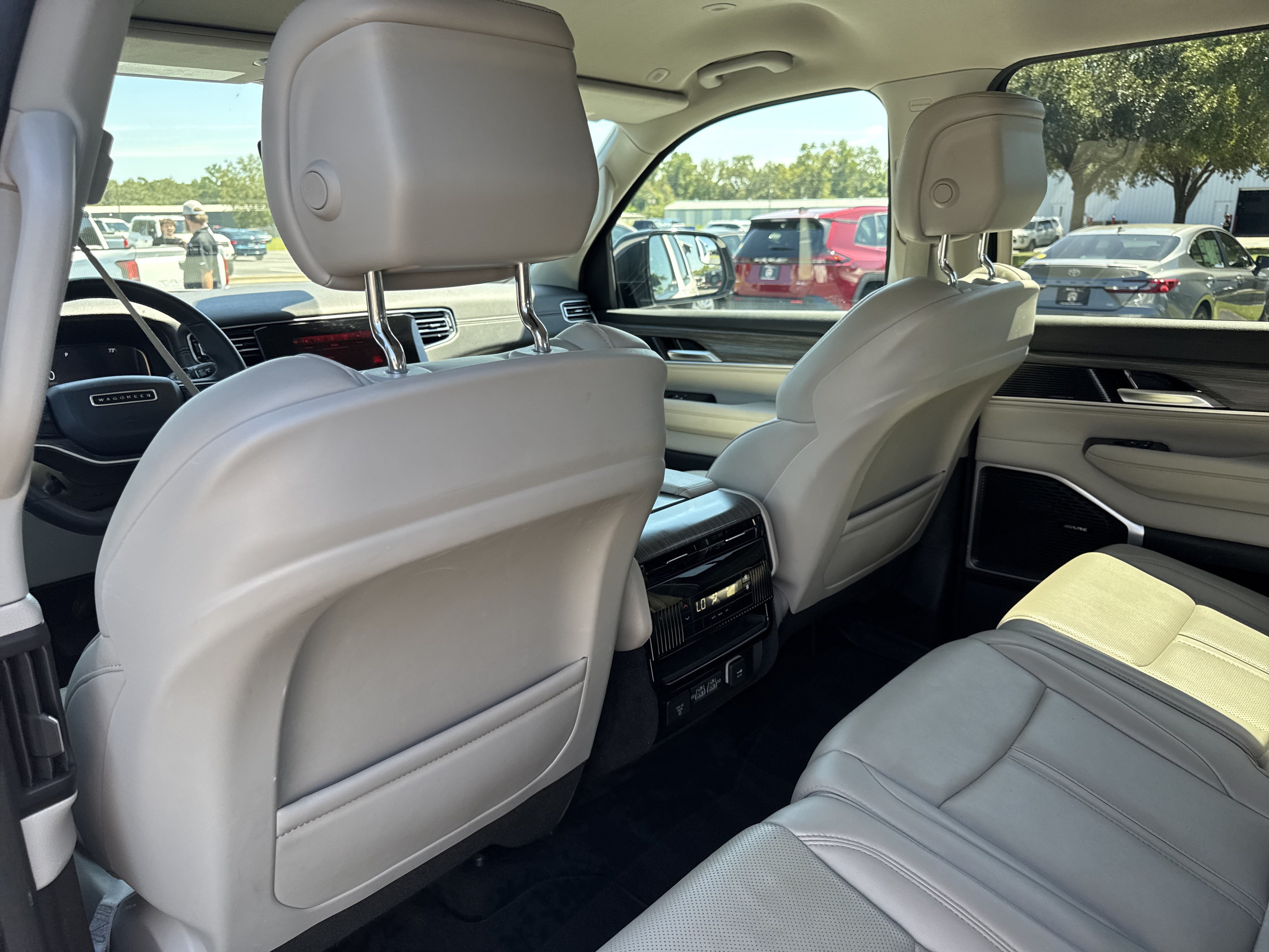 Used 2024 Jeep Wagoneer L Series II AWD/4WD image 25