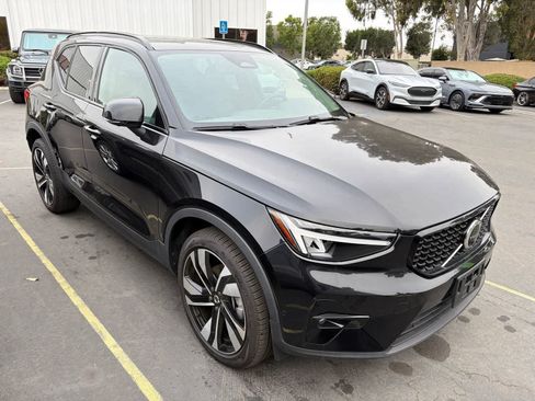 Used 2025 Volvo XC40 B5 Plus AWD/4WD image 2