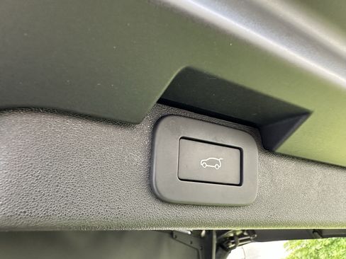 Used 2023 Land Rover Discovery Metropolitan Edition AWD/4WD image 33