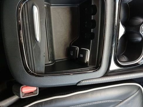 Used 2025 Chrysler Pacifica Limited FWD image 44