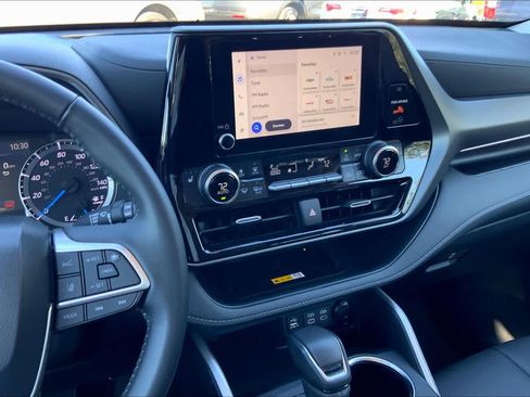 Used 2024 Toyota Highlander XLE image 5