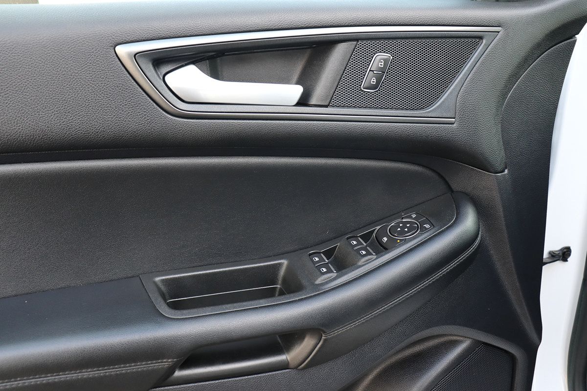 Used 2020 Ford Edge SE FWD image 24