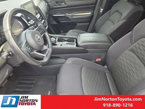 Used 2025 Nissan Pathfinder SV FWD image 13