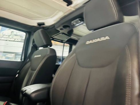 Used 2017 Jeep Wrangler Unlimited Sahara w/ Connectivity Group AWD/4WD image 10