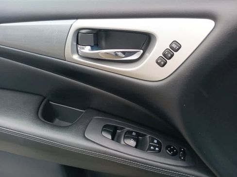 Used 2020 Nissan Pathfinder SL image 16