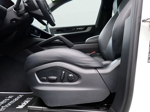 Certified 2024 Porsche Cayenne AWD/4WD image 36