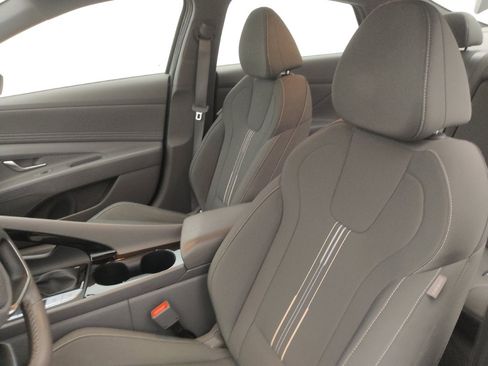 Used 2025 Hyundai Elantra SEL FWD image 17