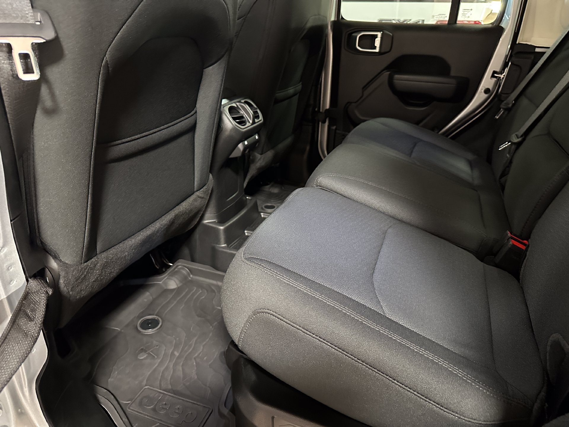 Used 2023 Jeep Wrangler Unlimited AWD/4WD image 16