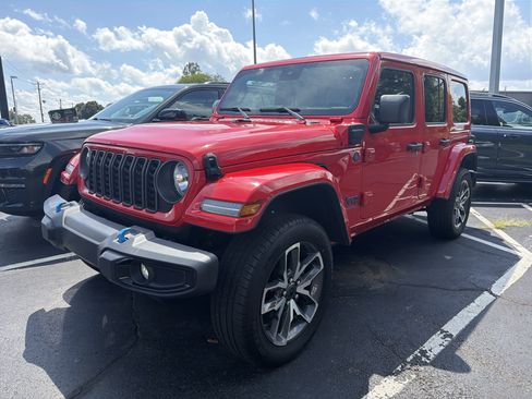Certified 2024 Jeep Wrangler Unlimited w/ Convenience Group AWD/4WD image 3