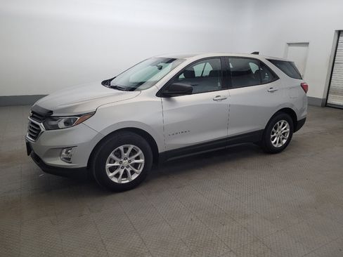 Used 2019 Chevrolet Equinox LS image 2