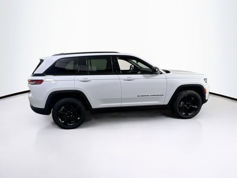 Used 2023 Jeep Grand Cherokee Altitude image 4
