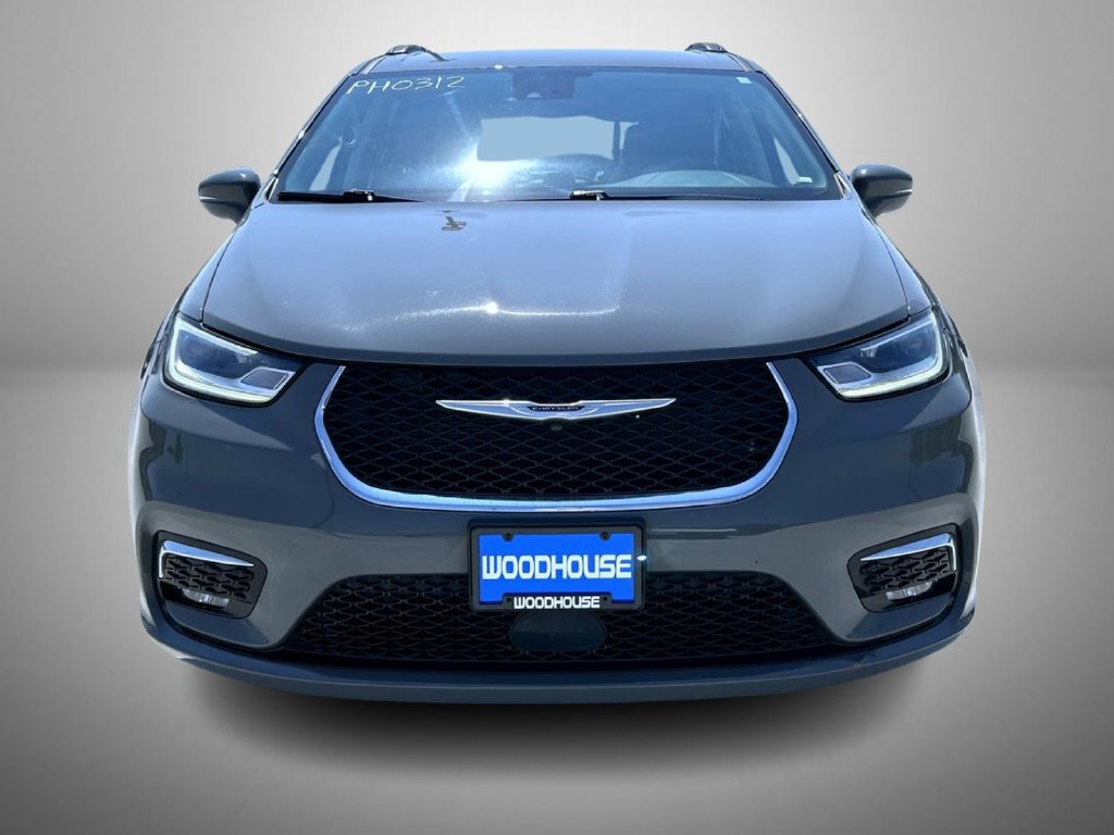 Used 2022 Chrysler Pacifica Touring-L FWD image 2