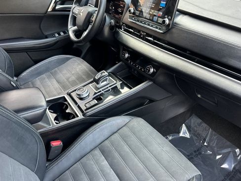 Used 2023 Mitsubishi Outlander SE image 33