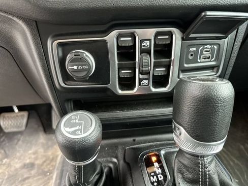 Used 2024 Jeep Gladiator Sport AWD/4WD image 17