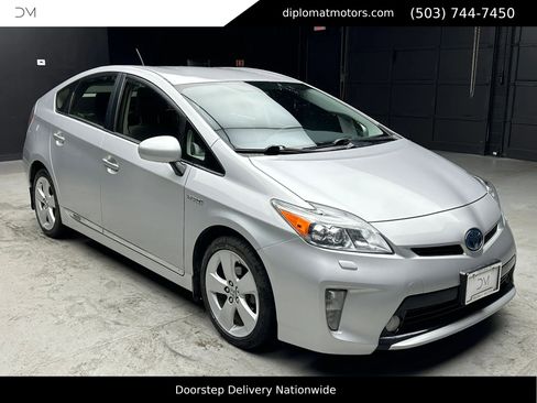 Used 2014 Toyota Prius Five w/ Advanced Technology Package image 9