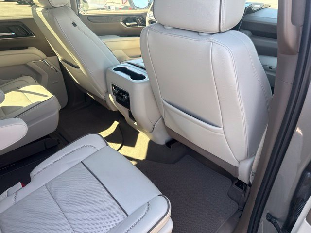 Used 2025 GMC Yukon Denali w/ Sun & Power Step Package AWD/4WD image 18