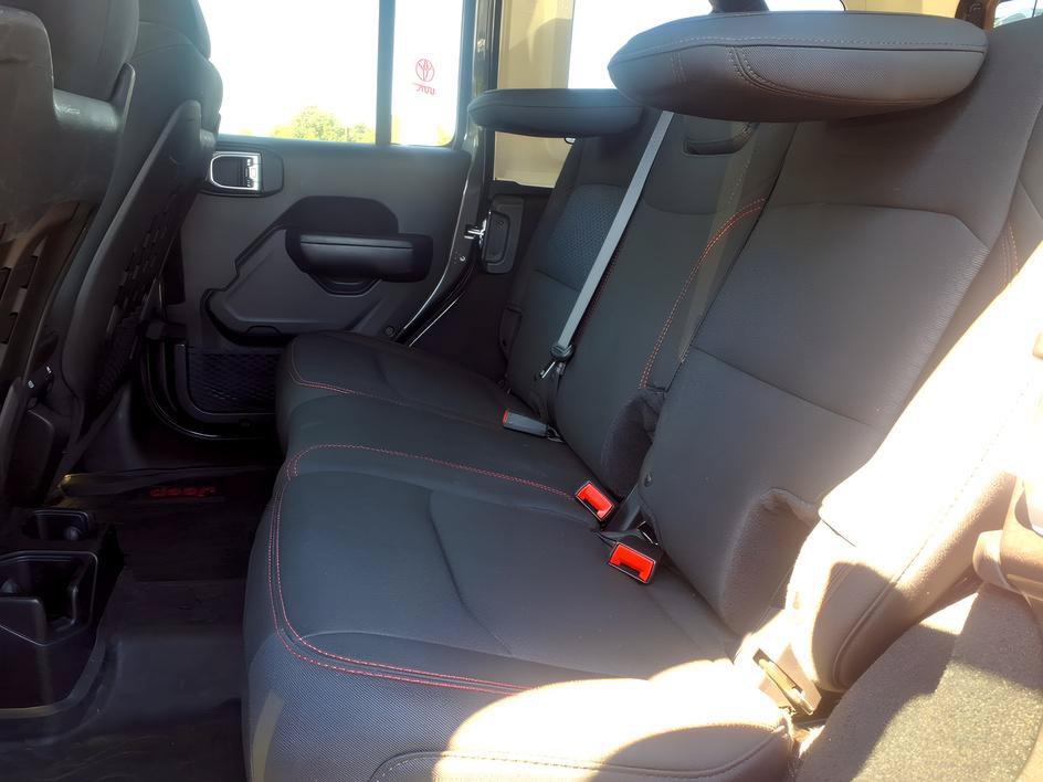 Used 2018 Jeep Wrangler Unlimited Rubicon w/ Dual Top Group AWD/4WD image 12