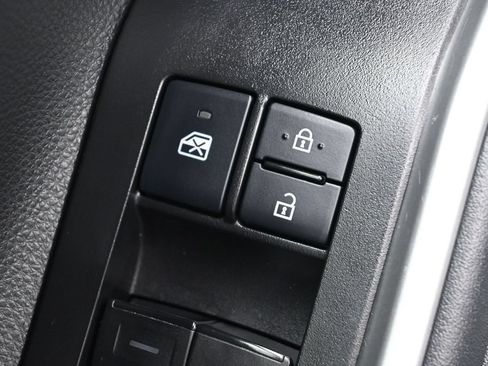 Used 2021 Toyota Highlander XLE AWD/4WD image 13