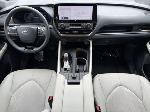 Used 2024 Toyota Grand Highlander AWD Hybrid image 2