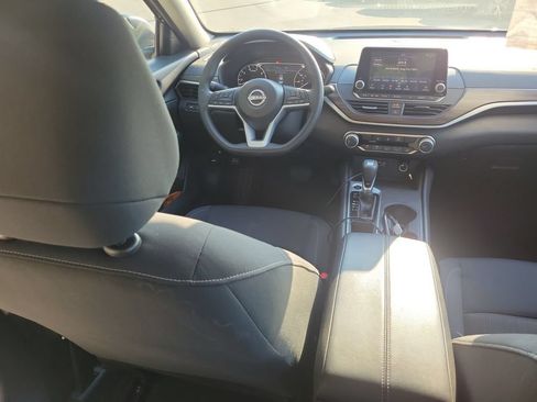 Used 2025 Nissan Altima 2.5 SV FWD image 11