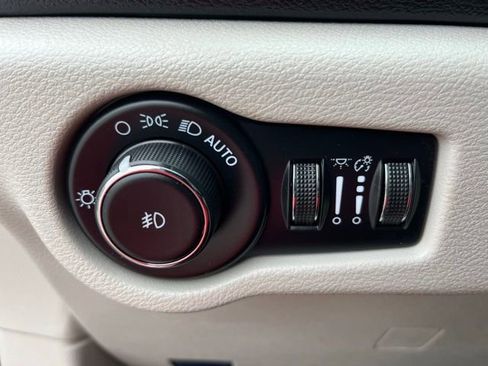 Used 2019 Chrysler Pacifica Touring-L FWD image 14