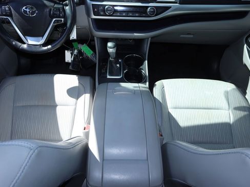 Used 2018 Toyota Highlander Plus w/ Carpet Mat Package (TMS) image 8