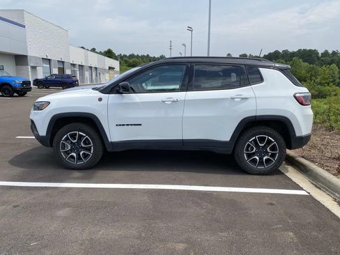 Used 2026 Jeep Compass Trailhawk AWD/4WD image 2