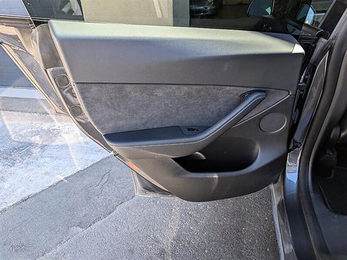 Used 2021 Tesla Model Y Long Range AWD/4WD image 24