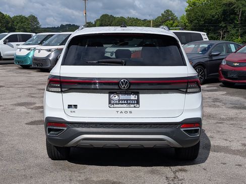 Used 2025 Volkswagen Taos SE w/ Panoramic Sunroof Package FWD image 8