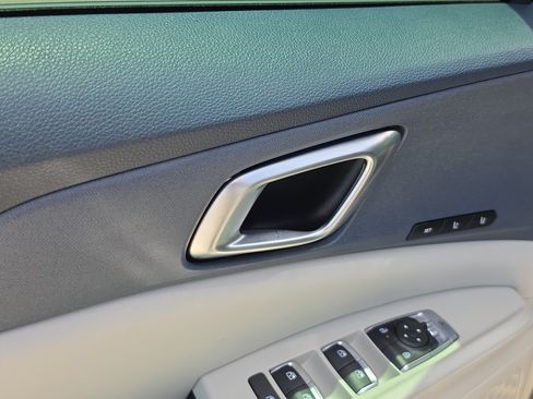 Certified 2025 Kia Carnival EX FWD image 20