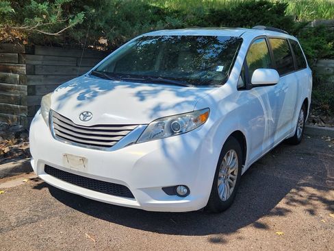 Used 2013 Toyota Sienna XLE FWD image 17