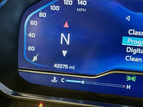 Used 2023 Chevrolet Suburban Premier image 19